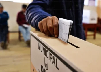 Ciudadano depositando su voto en una ánfora durante las elecciones municipales