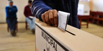 Ciudadano depositando su voto en una ánfora durante las elecciones municipales