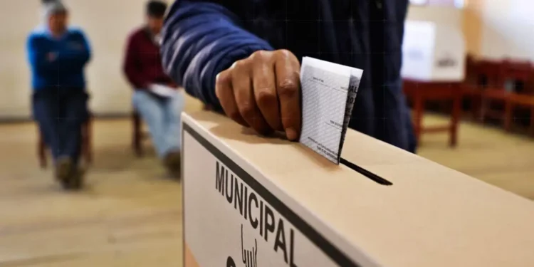 Ciudadano depositando su voto en una ánfora durante las elecciones municipales
