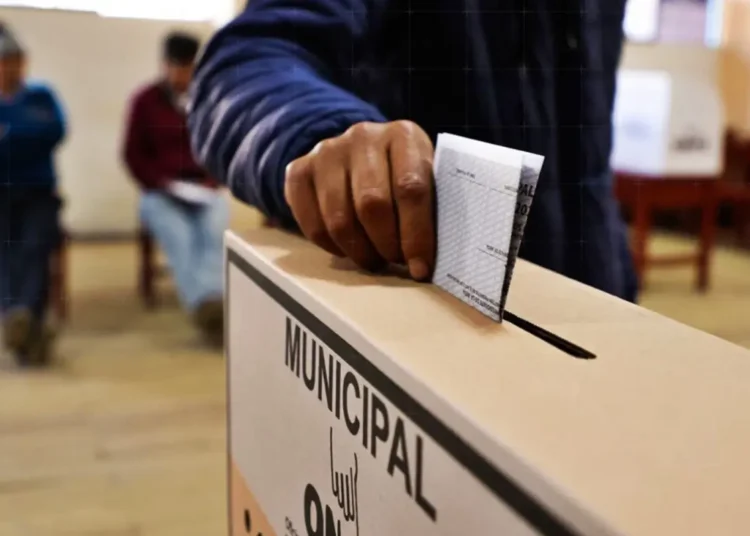 Ciudadano depositando su voto en una ánfora durante las elecciones municipales