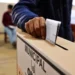 Ciudadano depositando su voto en una ánfora durante las elecciones municipales
