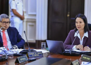 Keiko Fujimori y miembros del gabinete durante una sesión oficial del Consejo de Ministros