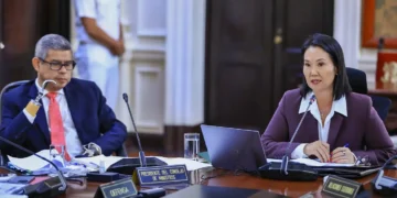 Keiko Fujimori y miembros del gabinete durante una sesión oficial del Consejo de Ministros