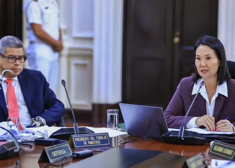 Keiko Fujimori y miembros del gabinete durante una sesión oficial del Consejo de Ministros