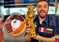 Ibai Llanos sosteniendo un trofeo dorado junto a un plato de comida tradicional y banderas de Perú y Venezuela