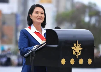 Presidenta de Perú con banda presidencial durante un discurso ante las Fuerzas Armadas