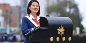 Presidenta de Perú con banda presidencial durante un discurso ante las Fuerzas Armadas