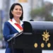 Presidenta de Perú con banda presidencial durante un discurso ante las Fuerzas Armadas