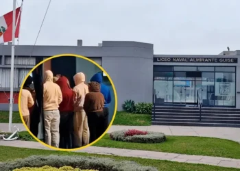 Fachada del Liceo Naval Almirante Guise en Chorrillos con bandera del Perú y busto conmemorativo. En el centro, primer plano en círculo amarillo de alumnos con buzo escolar aglomerados en la puerta principal.