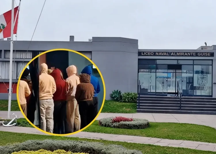 Fachada del Liceo Naval Almirante Guise en Chorrillos con bandera del Perú y busto conmemorativo. En el centro, primer plano en círculo amarillo de alumnos con buzo escolar aglomerados en la puerta principal.
