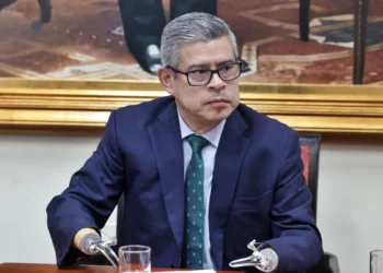 Luis Galarreta durante una conferencia de prensa sobre temas políticos