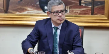 Luis Galarreta durante una conferencia de prensa sobre temas políticos