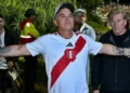 Robbie Williams vistiendo la camiseta de la selección peruana de fútbol durante su visita a Perú