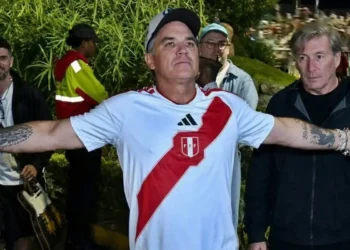 Robbie Williams vistiendo la camiseta de la selección peruana de fútbol durante su visita a Perú