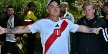 Robbie Williams vistiendo la camiseta de la selección peruana de fútbol durante su visita a Perú