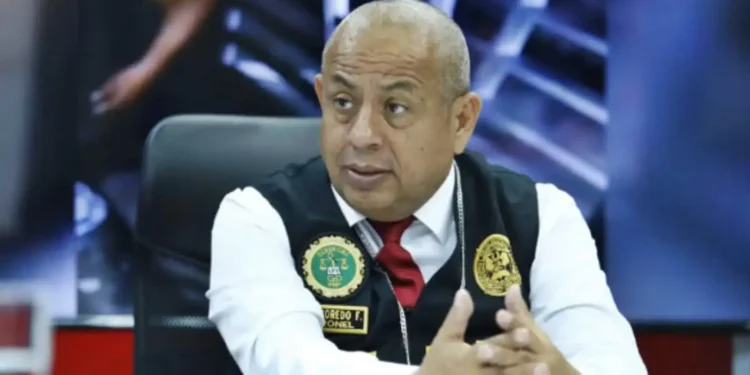El coronel de la PNP Víctor Revoredo sentado y hablando en conferencia de prensa