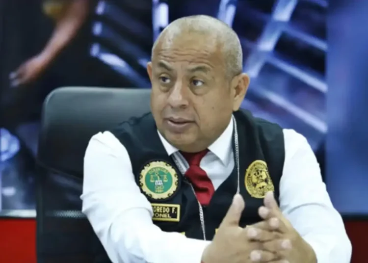 El coronel de la PNP Víctor Revoredo sentado y hablando en conferencia de prensa