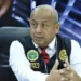 El coronel de la PNP Víctor Revoredo sentado y hablando en conferencia de prensa