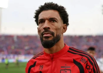 Retrato del arquero de Cabo Verde, Vozinha, vistiendo la indumentaria deportiva en el campo