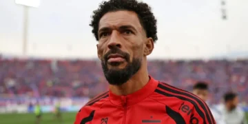 Retrato del arquero de Cabo Verde, Vozinha, vistiendo la indumentaria deportiva en el campo