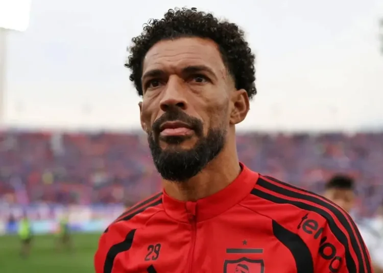 Retrato del arquero de Cabo Verde, Vozinha, vistiendo la indumentaria deportiva en el campo