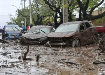 Automóviles dañados y cubiertos de lodo tras el grave aluvión registrado en Santiago de Chile.