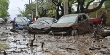 Automóviles dañados y cubiertos de lodo tras el grave aluvión registrado en Santiago de Chile.