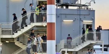 Integrantes del grupo surcoreano BTS bajando por las escaleras en el aeropuerto a su llegada a Lima.