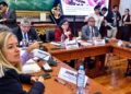 Miembros del Parlamento reunidos en una mesa de trabajo para un debate de fiscalización política.