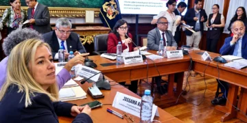 Miembros del Parlamento reunidos en una mesa de trabajo para un debate de fiscalización política.