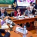 Miembros del Parlamento reunidos en una mesa de trabajo para un debate de fiscalización política.