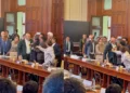 Iber Maraví protagoniza un acalorado choque con ministros durante la comisión en el Senado.