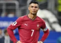 Cristiano Ronaldo con la camiseta de Portugal en nota sobre la advertencia de una leyenda de su selección.