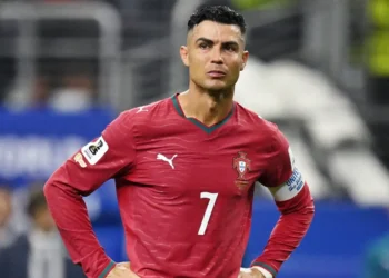 Cristiano Ronaldo con la camiseta de Portugal en nota sobre la advertencia de una leyenda de su selección.