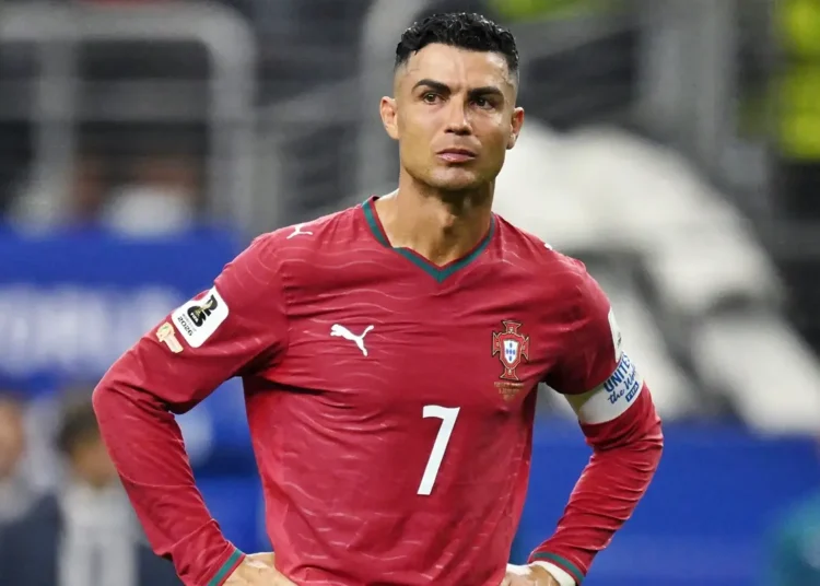 Cristiano Ronaldo con la camiseta de Portugal en nota sobre la advertencia de una leyenda de su selección.