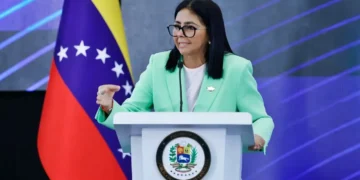 Delcy Rodríguez adelanta la Navidad en Venezuela ante el creciente malestar ciudadano por los apagones nacionales.