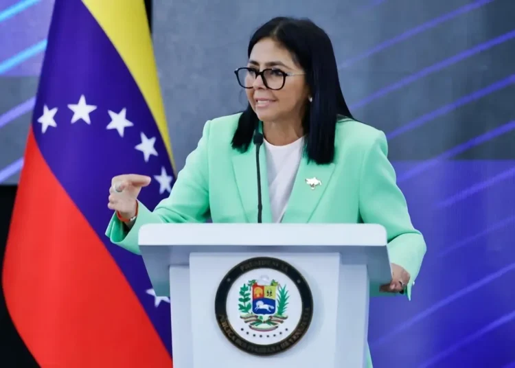 Delcy Rodríguez adelanta la Navidad en Venezuela ante el creciente malestar ciudadano por los apagones nacionales.