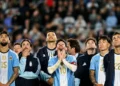 Lionel Messi y la selección de Argentina mirando hacia el cielo durante los incidentes en el Monumental