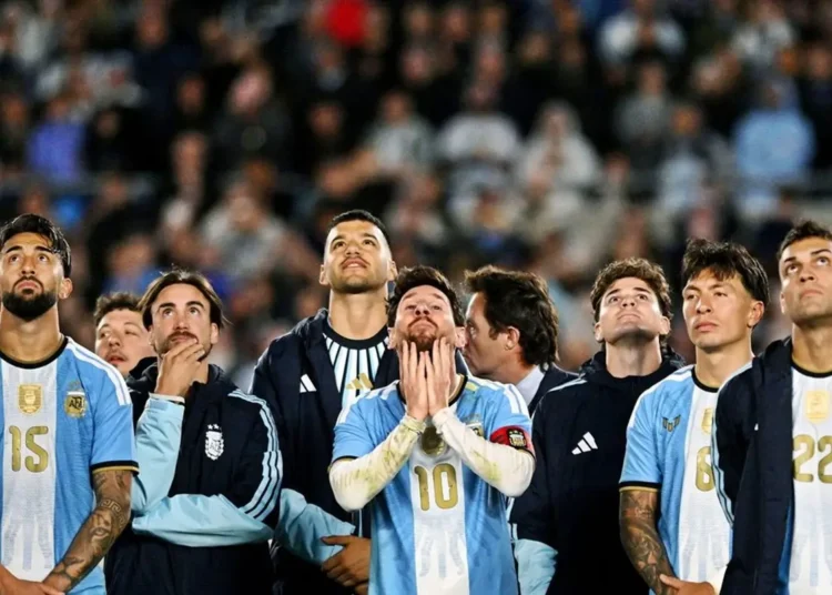 Lionel Messi y la selección de Argentina mirando hacia el cielo durante los incidentes en el Monumental