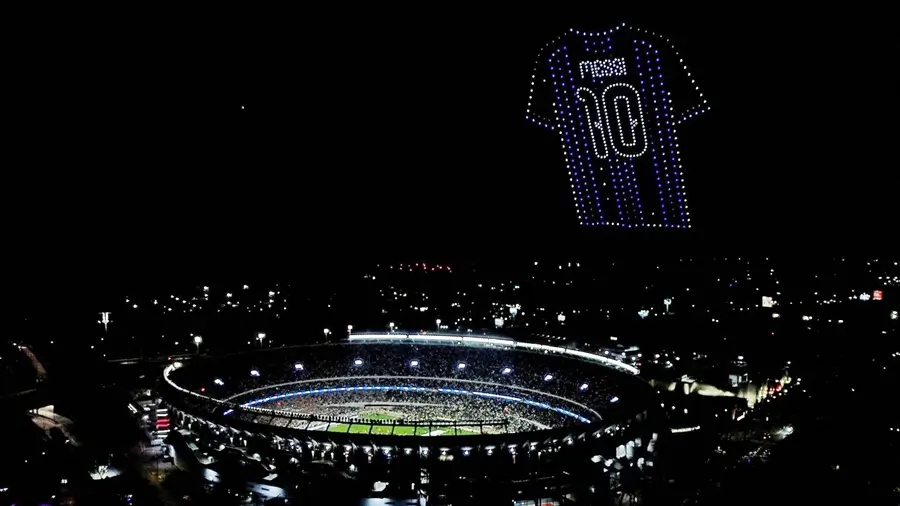 Show de drones con la camiseta de Messi sobre el Estadio Monumental durante la fallida despedida.