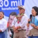 Keiko Fujimori habla por un micrófono sosteniendo una chalina tradicional durante un mitin político.