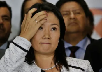 Keiko Fujimori en gesto de preocupación ante el aumento de su desaprobación en encuestas.