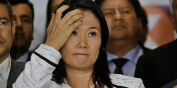 Keiko Fujimori en gesto de preocupación ante el aumento de su desaprobación en encuestas.