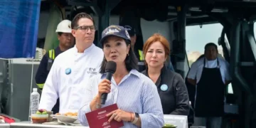 Keiko Fujimori en conferencia de prensa dando advertencias sobre el fenómeno El Niño en Perú.