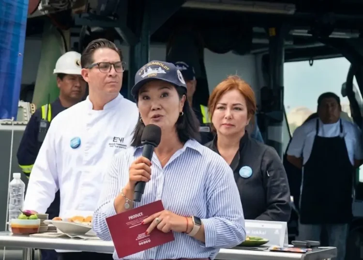 Keiko Fujimori en conferencia de prensa dando advertencias sobre el fenómeno El Niño en Perú.
