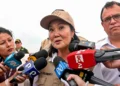 Keiko Fujimori responde a la prensa en Piura con chaleco y gorra institucional tras sus frases sobre El Niño.