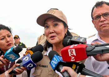 Keiko Fujimori responde a la prensa en Piura con chaleco y gorra institucional tras sus frases sobre El Niño.
