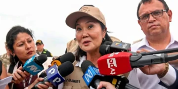 Keiko Fujimori responde a la prensa en Piura con chaleco y gorra institucional tras sus frases sobre El Niño.