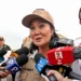 Keiko Fujimori responde a la prensa en Piura con chaleco y gorra institucional tras sus frases sobre El Niño.