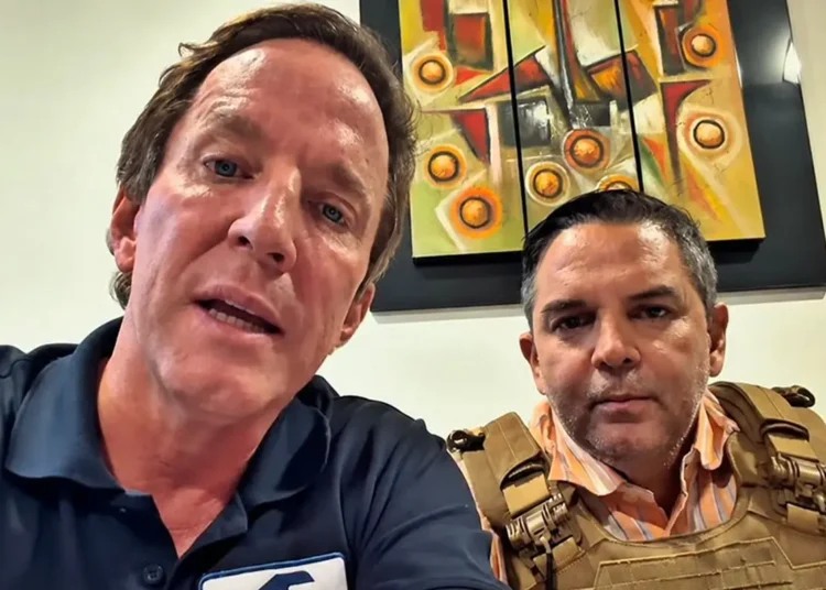 Luis Miguel Llanos junto a Francis Allison durante una transmisión en redes sociales.